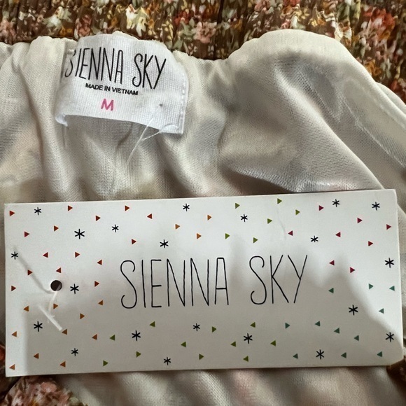 NWT Sienna Sky Floral Skirt With Smocked Waist and Tiers Size M - Picture 5 of 6